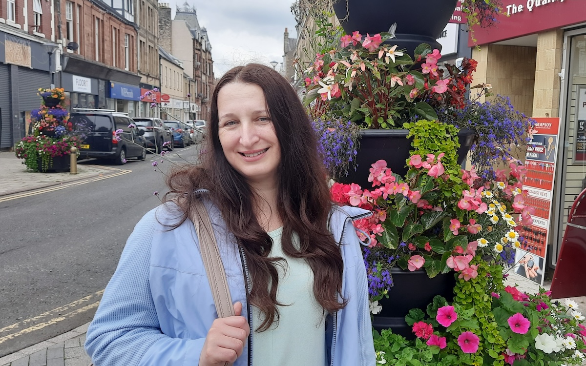 Photo of Svitlana Norel outside a flower shop